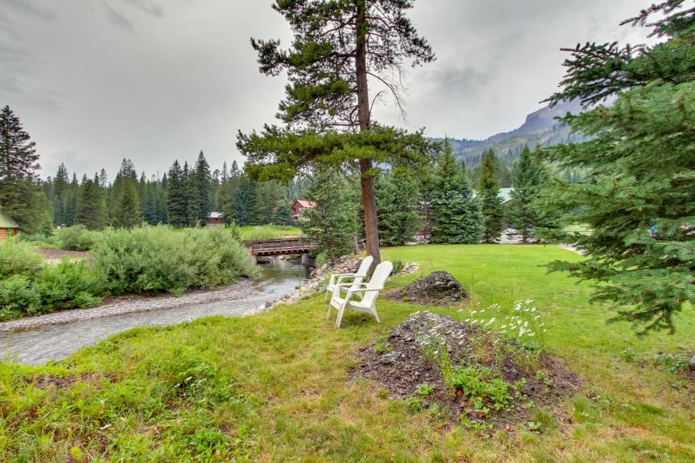 Creekside Silver Gate Getaway with Fireplace!